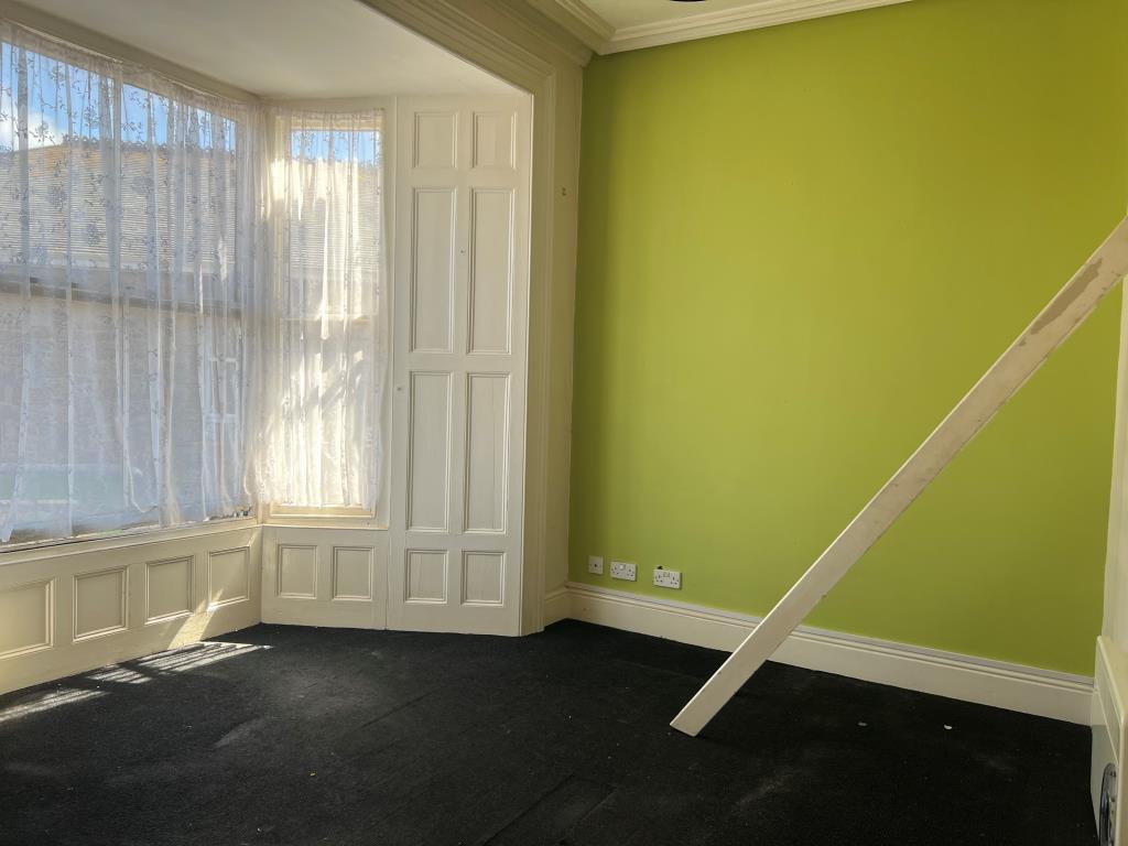 Lot: 159 - RE-DEVELOPMENT OPPORTUNITY IN POPULAR LOCATION - Bedroom within self contained flat